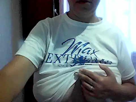 Snapshot of AnaXBerry chatting on 16, 9, 2025 AnaXBerry online show from 16, 9, 2025