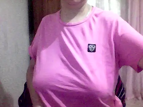 Snapshot of AnaXBerry chatting on 4, 10, 2025 AnaXBerry online show from 4, 10, 2025