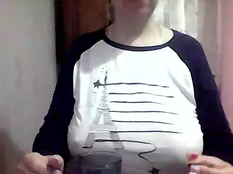 Snapshot of AnaXBerry chatting on 5, 10, 2025 AnaXBerry online show from 5, 10, 2025