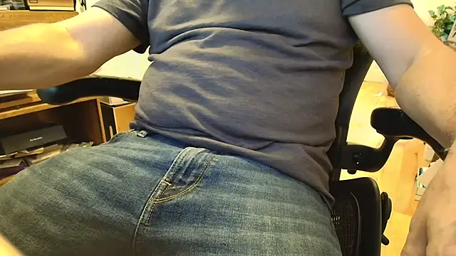 Snapshot of massive_cum chatting on 13, 9, 2025 massive cum online show from 13, 9, 2025