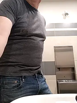 Snapshot of massive_cum chatting on 24, 10, 2025 massive cum online show from 24, 10, 2025