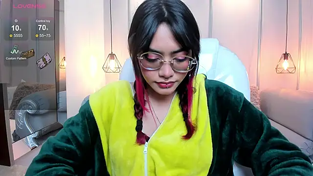 Snapshot of AzuraKindong chatting on 10, 1, 2025 AzuraKindong online show from 10, 1, 2025