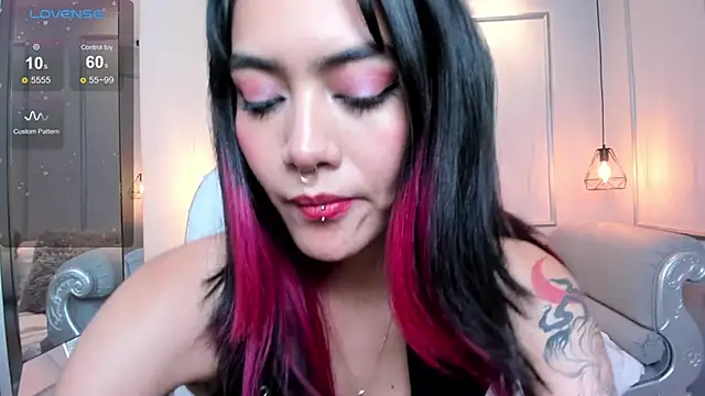 Snapshot of AzuraKindong chatting on 4, 2, 2025 AzuraKindong online show from 4, 2, 2025