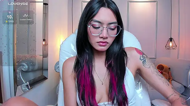 Snapshot of AzuraKindong chatting on 10, 9, 2025 AzuraKindong online show from 10, 9, 2025