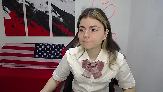 Snapshot of TinaRedly chatting on 4, 7, 2026 TinaRedly online show from 4, 7, 2026