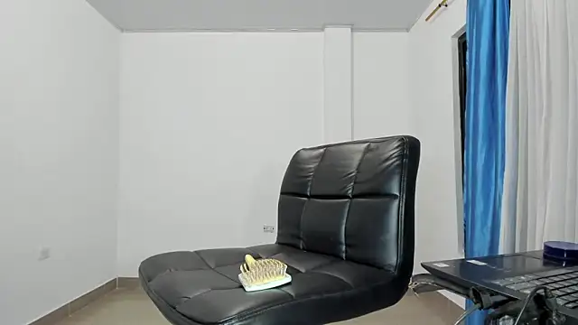 Snapshot of xmissinchesxx chatting on 5, 2, 2026 xmissinchesxx online show from 5, 2, 2026