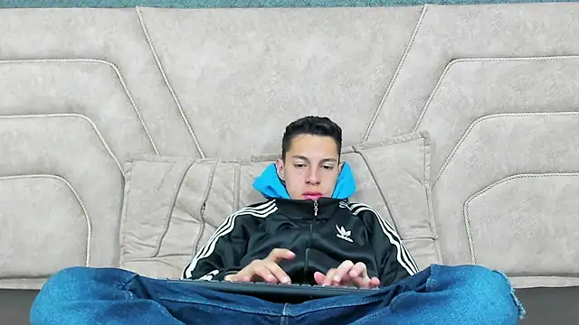 Snapshot of thiago19s chatting on 21, 12, 2024 thiago19s online show from 21, 12, 2024