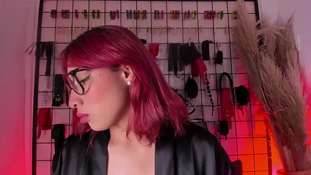 Snapshot of charrlotte_quinn chatting on 28, 9, 2025 charrlotte quinn online show from 28, 9, 2025