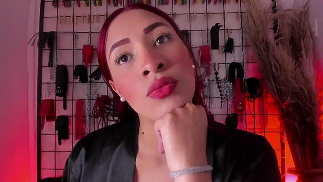 Snapshot of charrlotte_quinn chatting on 12, 10, 2025 charrlotte quinn online show from 12, 10, 2025