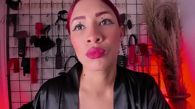 Snapshot of charrlotte_quinn chatting on 10, 11, 2025 charrlotte quinn online show from 10, 11, 2025