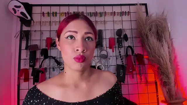 Snapshot of charrlotte_quinn chatting on 11, 11, 2025 charrlotte quinn online show from 11, 11, 2025