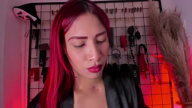 Snapshot of charrlotte_quinn chatting on 18, 11, 2025 charrlotte quinn online show from 18, 11, 2025