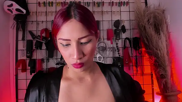 Snapshot of charrlotte_quinn chatting on 21, 11, 2025 charrlotte quinn online show from 21, 11, 2025