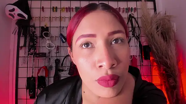 Snapshot of charrlotte_quinn chatting on 15, 12, 2025 charrlotte quinn online show from 15, 12, 2025