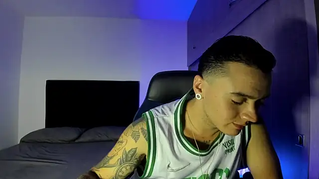 Snapshot of male_pussy chatting on 20, 4, 2026 male pussy online show from 20, 4, 2026