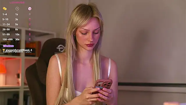 Snapshot of BabeHolly chatting on 9, 10, 2025 BabeHolly online show from 9, 10, 2025