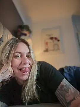 Snapshot of blondebitch2 chatting on 3, 3, 2025 blondebitch2 online show from 3, 3, 2025