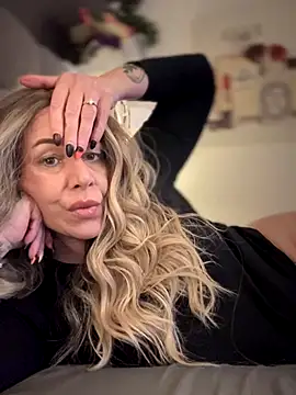 Snapshot of blondebitch2 chatting on 10, 11, 2025 blondebitch2 online show from 10, 11, 2025