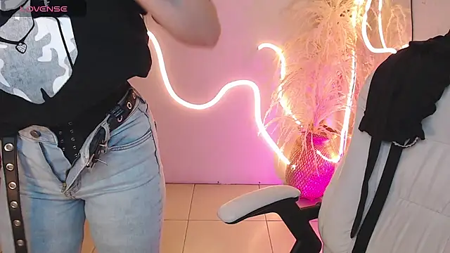 Snapshot of ViolettaHotLatin_ chatting on 10, 9, 2025 ViolettaHotLatin online show from 10, 9, 2025