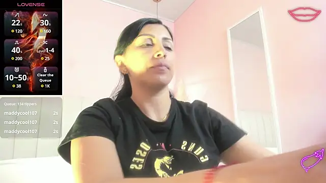 tiffani  love online show from 30, 1, 2025