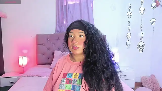 Snapshot of Latinabombsheell chatting on 5, 10, 2025 Latinabombsheell online show from 5, 10, 2025