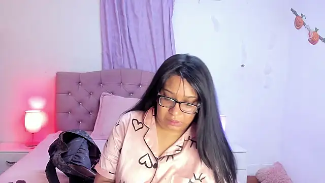 Snapshot of Latinabombsheell chatting on 16, 10, 2025 Latinabombsheell online show from 16, 10, 2025