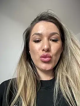 HotXMom online show from 25, 2, 2025