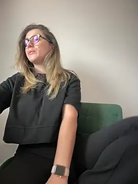 HotXMom online show from 12, 3, 2025