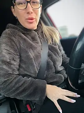 HotXMom online show from 28, 9, 2025