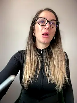 HotXMom online show from 25, 11, 2025