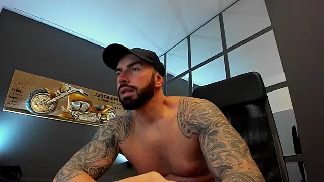 Snapshot of AronGrant chatting on 8, 1, 2025 AronGrant online show from 8, 1, 2025