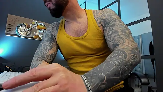 Snapshot of AronGrant chatting on 1, 2, 2025 AronGrant online show from 1, 2, 2025