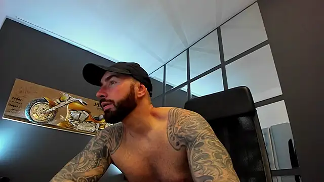 Snapshot of AronGrant chatting on 4, 2, 2025 AronGrant online show from 4, 2, 2025