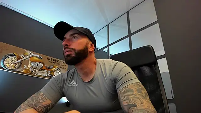 Snapshot of AronGrant chatting on 8, 2, 2025 AronGrant online show from 8, 2, 2025