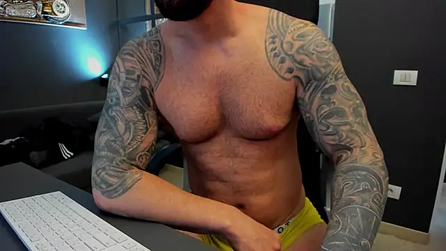 Snapshot of AronGrant chatting on 8, 2, 2025 AronGrant online show from 8, 2, 2025