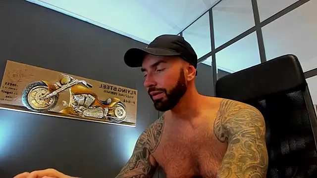 Snapshot of AronGrant chatting on 13, 10, 2025 AronGrant online show from 13, 10, 2025