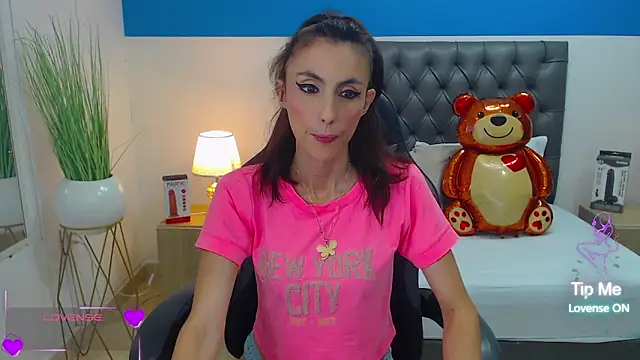 Snapshot of candy_summer28 chatting on 5, 3, 2025 candy summer28 online show from 5, 3, 2025