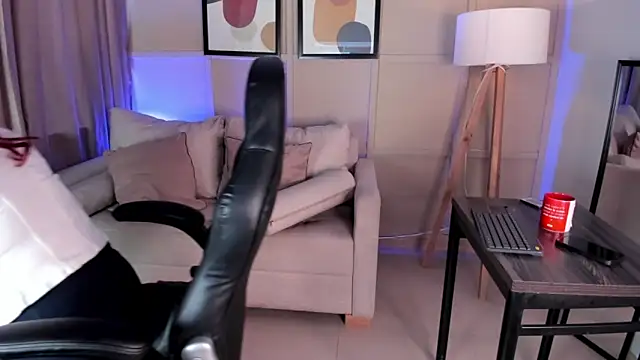 helenaduque  online show from 16, 4, 2026