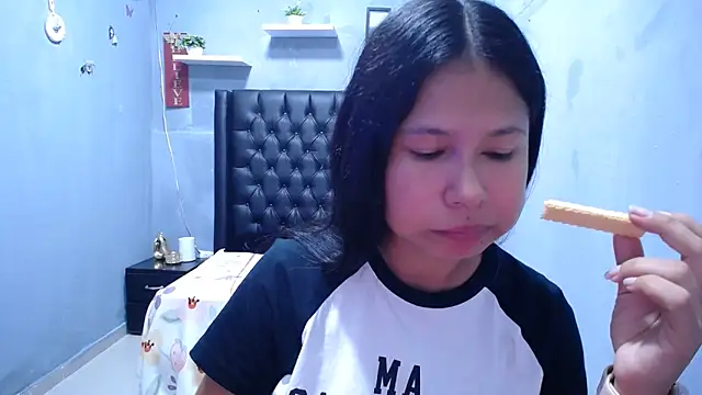 Snapshot of Letty_Plugxo chatting on 17, 4, 2026 Letty Plugxo online show from 17, 4, 2026