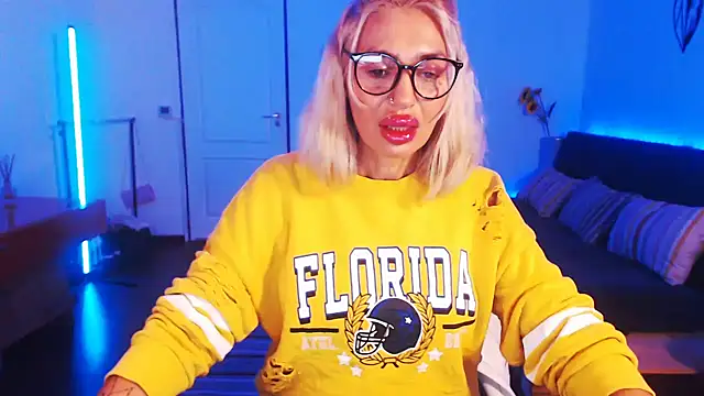 Snapshot of beauty_chl0e chatting on 15, 12, 2024 beauty chl0e online show from 15, 12, 2024