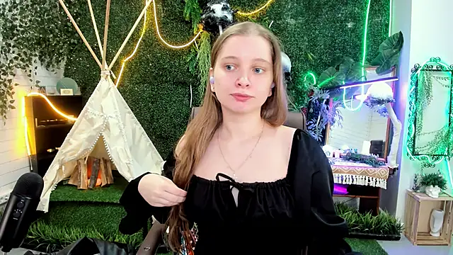 MayaSinabon online show from 5, 10, 2025