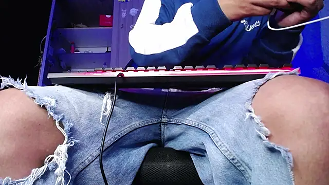 Snapshot of zacwatson_ chatting on 12, 10, 2025 zacwatson  online show from 12, 10, 2025