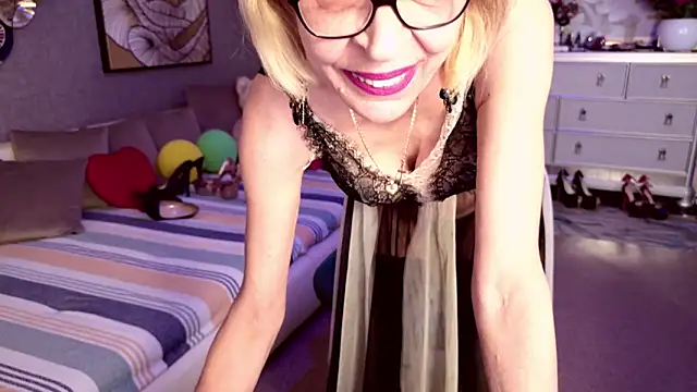 Snapshot of HornyMilf_555 chatting on 23, 4, 2026 HornyMilf 555 online show from 23, 4, 2026