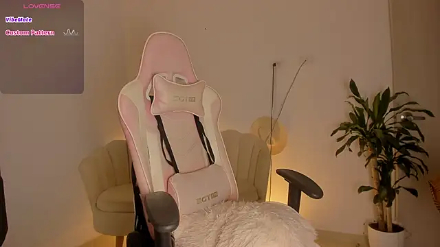 Snapshot of LittleSofia_ chatting on 24, 10, 2025 LittleSofia online show from 24, 10, 2025