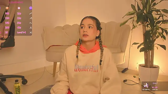 Snapshot of LittleSofia_ chatting on 25, 10, 2025 LittleSofia online show from 25, 10, 2025