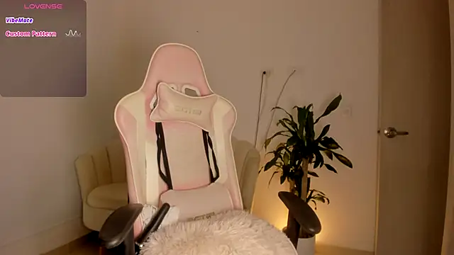 Snapshot of LittleSofia_ chatting on 2, 11, 2025 LittleSofia online show from 2, 11, 2025