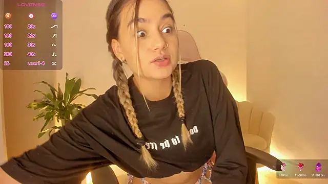 Snapshot of LittleSofia_ chatting on 4, 11, 2025 LittleSofia online show from 4, 11, 2025