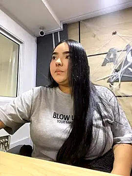 Snapshot of little_lissiee chatting on 12, 10, 2025 little lissiee online show from 12, 10, 2025