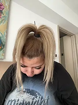 AllysonK online show from 6, 3, 2025