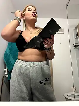 Snapshot of AllysonK chatting on 8, 1, 2026 AllysonK online show from 8, 1, 2026